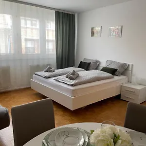 Green - Grey Apartment